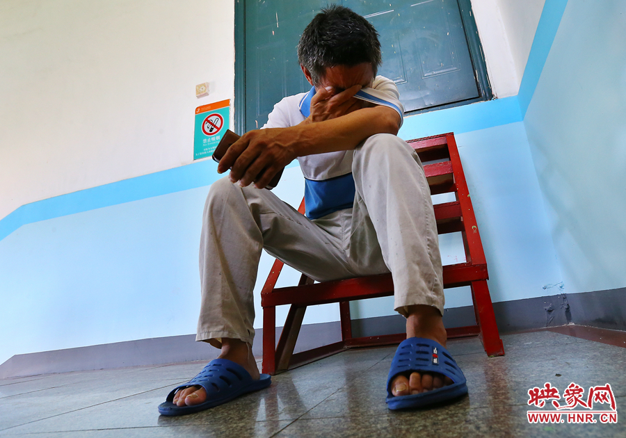 爺爺通過(guò)電話告知守護(hù)小龍的奶奶，大龍手術(shù)成功后喜極而泣