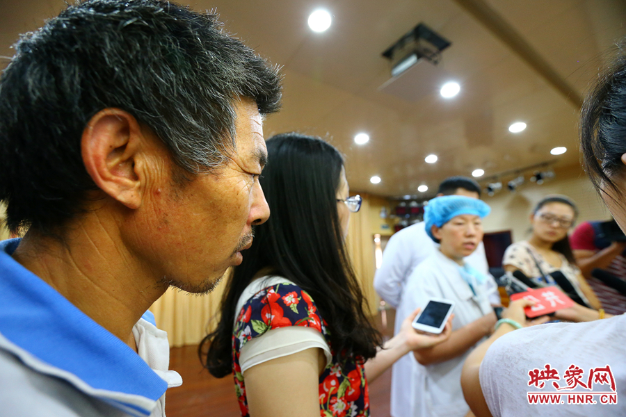 大龍的爺爺在記者采訪醫(yī)生的時(shí)候，在一旁默默的聽(tīng)著病情介紹