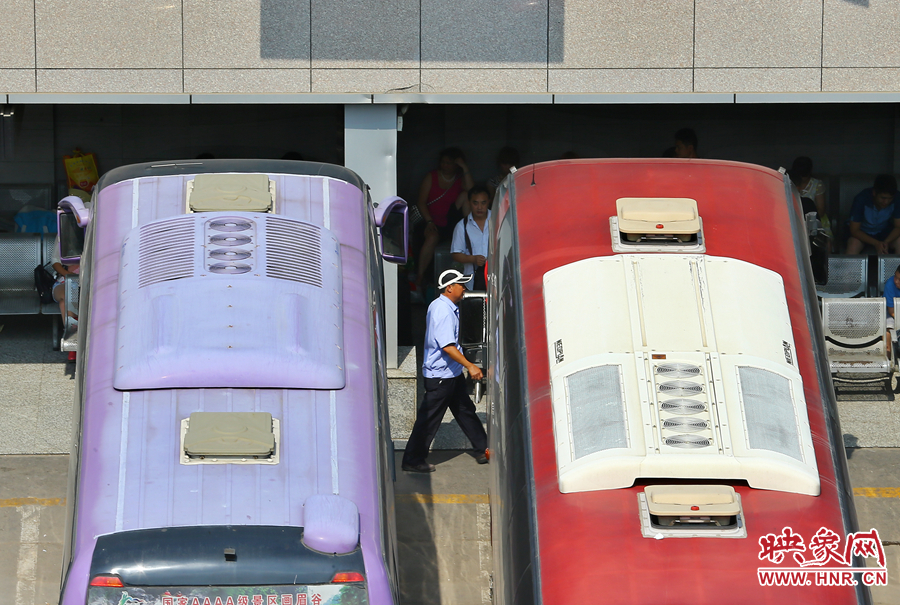 調(diào)度員的身影，在客車間不停穿梭