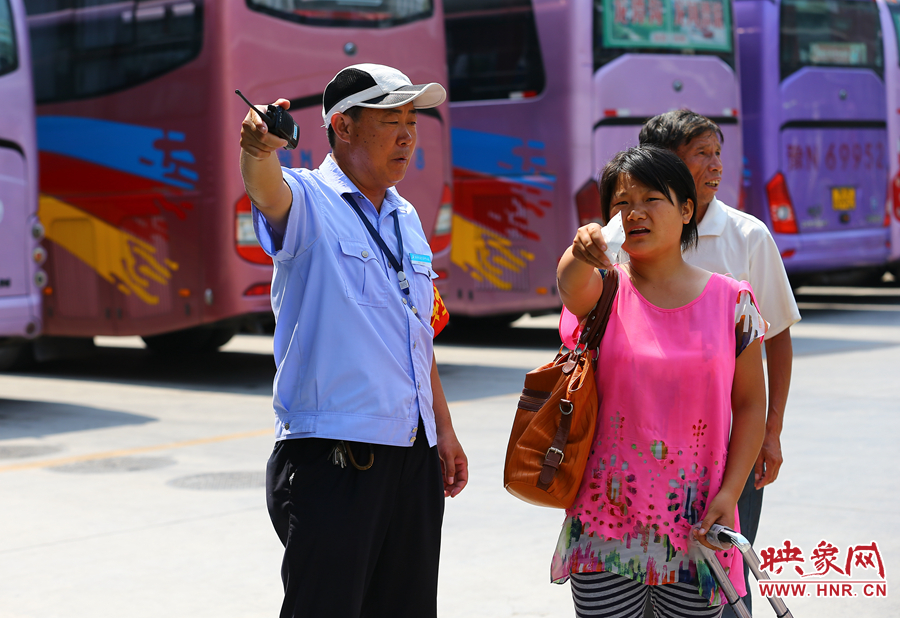 指揮調(diào)度期間，不停的有乘客咨詢乘車問題，調(diào)度員都是耐心的給他們解答