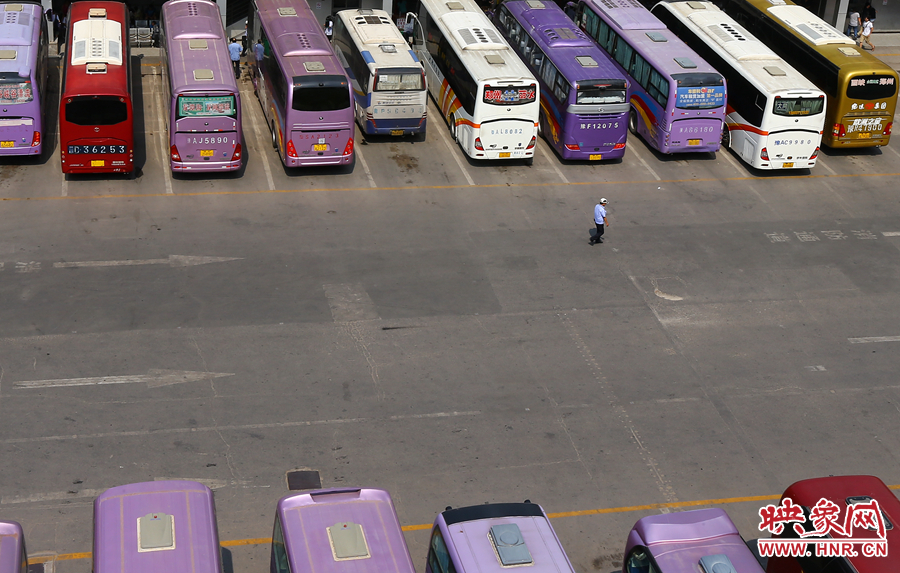 在不大的車站內(nèi)，幾十輛客車不停運轉(zhuǎn)的發(fā)動機，使得場站內(nèi)溫度居高不下
