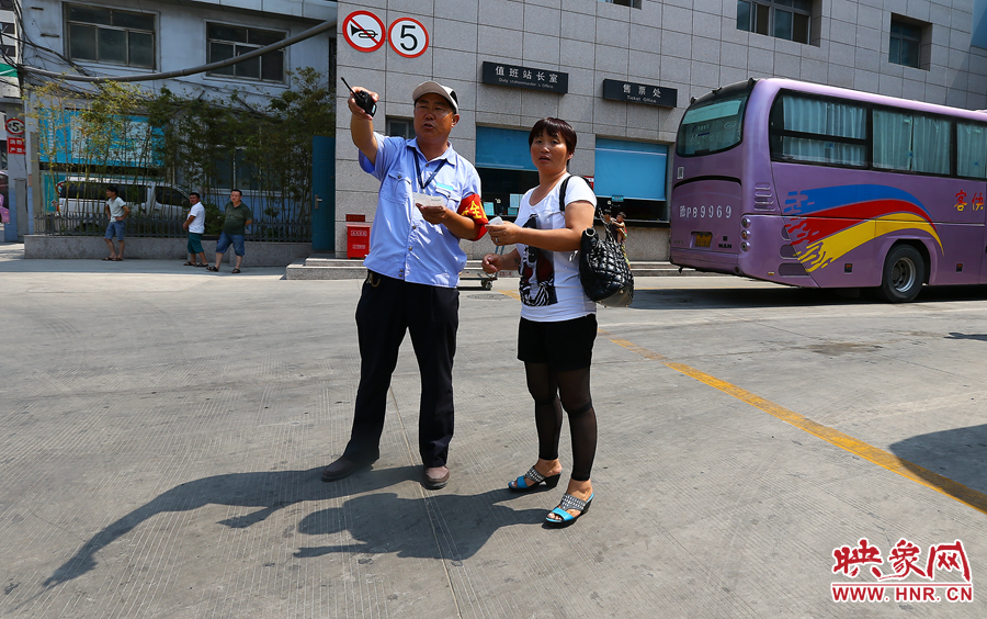 調(diào)度員不僅要保證車輛安全通暢，還肩負(fù)著疏導(dǎo)旅客的工作