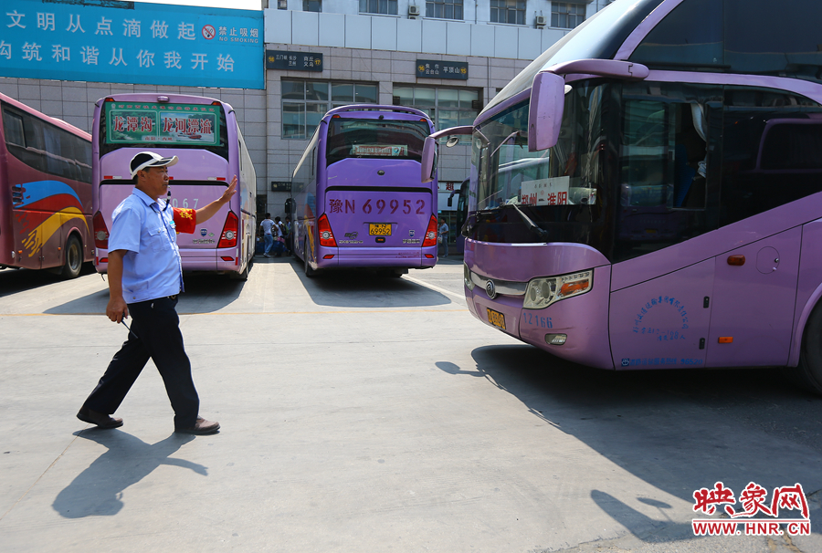 龐大的長途客車，在調(diào)度員的指揮下井井有條