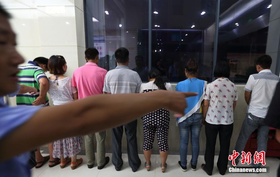 7月24日晚,南京警方將抓獲的以福建、江西、河南、湖北、黑龍江等多個(gè)外省市的涉及傳銷(xiāo)人員集中帶回。