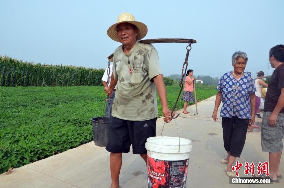 每天排隊(duì)取水，廢水循環(huán)使用已成為該村老少的生活習(xí)慣。