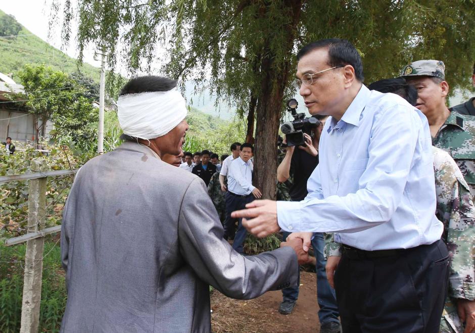 李克強總理察看震中災(zāi)情為生命讓路 李克強總理察看震中災(zāi)情為生命讓路