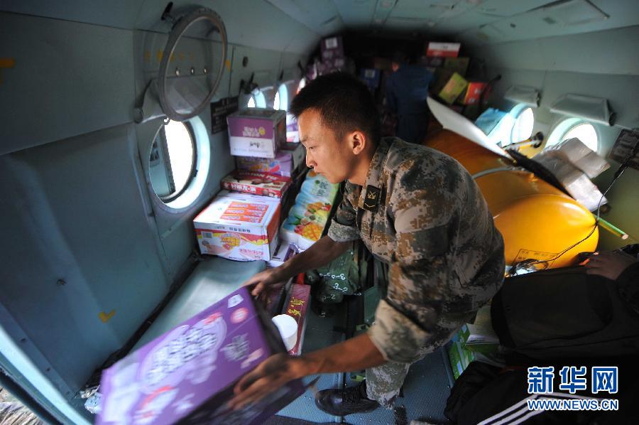  8月5日，在魯?shù)榭h龍頭山鎮(zhèn)，部隊官兵從直升機上卸載救災(zāi)物資。