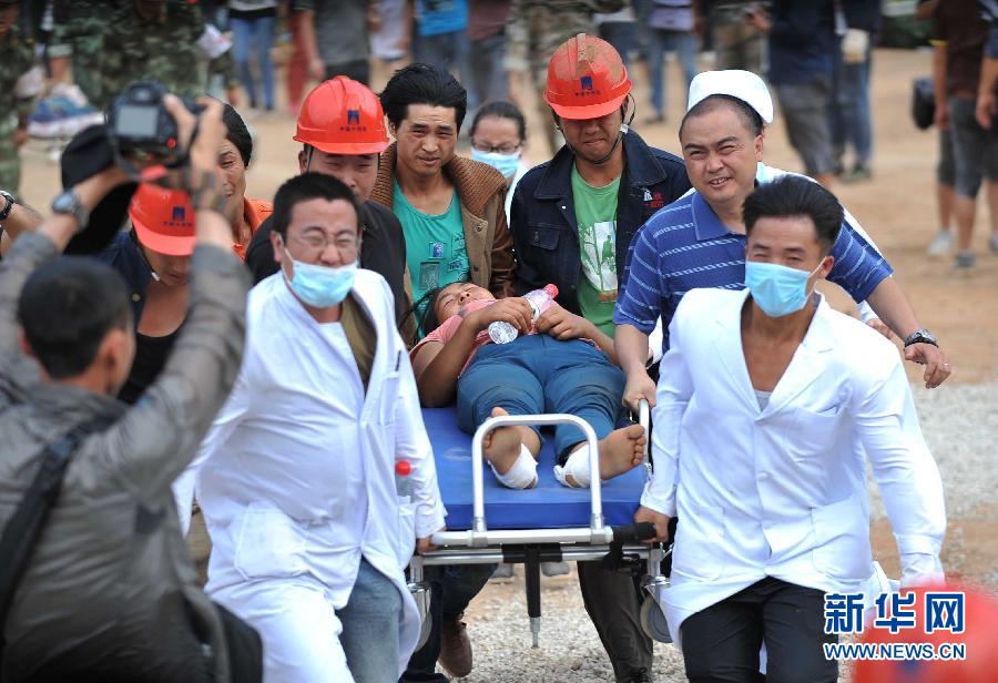 8月5日，在魯?shù)榭h龍頭山鎮(zhèn)，醫(yī)護人員準備將傷員轉(zhuǎn)運到直升機。