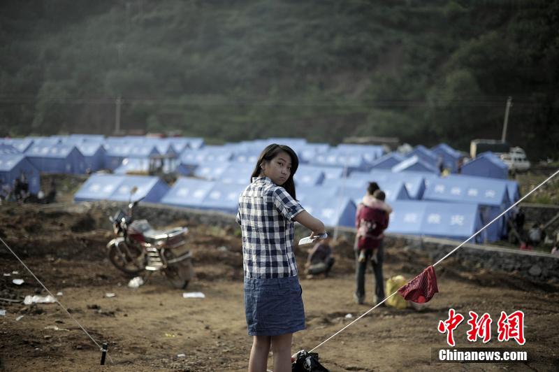 云南昭通龍頭山鎮(zhèn)受災群眾安置點，上千災民被安置在此，開始新的生活。