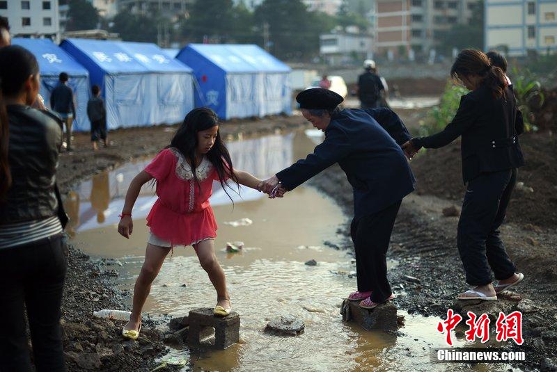 2014年8月6日，云南魯?shù)辇堫^山災區(qū)，民眾暫居帳篷。