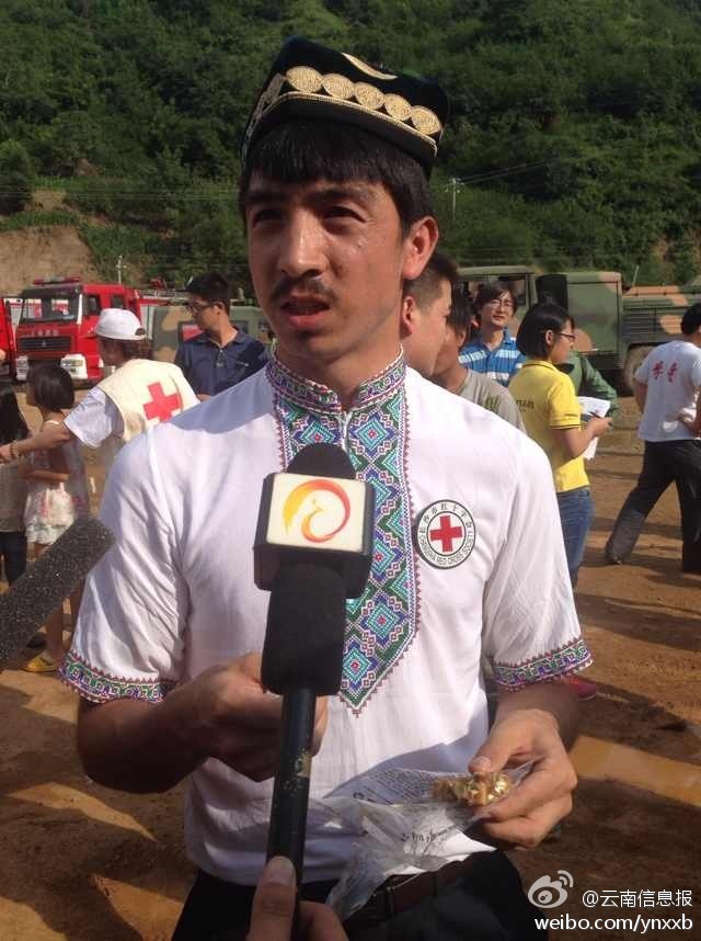 “切糕王子”阿迪力帶著他1萬(wàn)斤的切糕自長(zhǎng)沙抵達(dá)了龍頭山鎮(zhèn)。