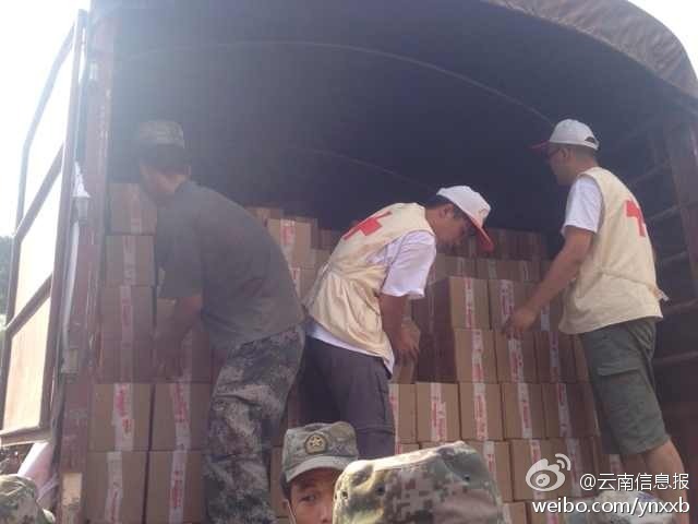 第14集團(tuán)軍官兵協(xié)助阿迪力將1100余箱切糕從貨車(chē)上卸下。