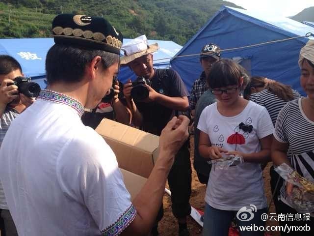 “切糕王子”阿迪力帶著重達(dá)5噸、價(jià)值50萬(wàn)元的切糕于7日下午抵達(dá)魯?shù)榈卣鹫鹬旋堫^山鎮(zhèn)。