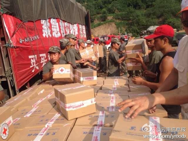 第14集團(tuán)軍官兵協(xié)助阿迪力將1100余箱切糕從貨車(chē)上卸下。