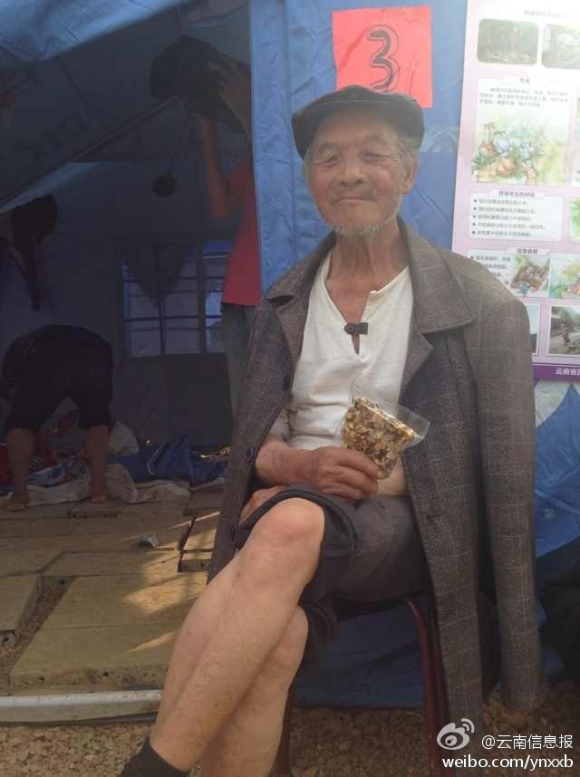 圖為收到切糕的災(zāi)區(qū)老人。