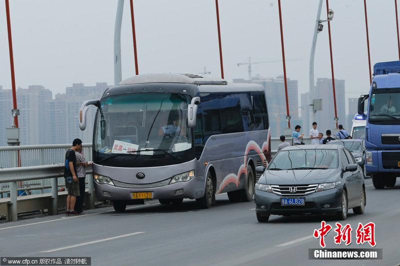武漢長途大巴遭挾持 警方5個(gè)多小時(shí)擒獲劫持者