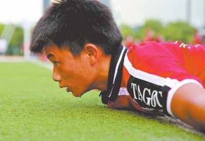 　南京天氣炎熱，地表溫度有時(shí)達(dá)到40℃以上，烈日下孩子們的衣服濕了又干、干了又濕。