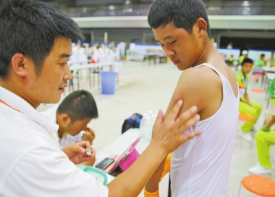 　南京天氣炎熱，地表溫度有時(shí)達(dá)到40℃以上，烈日下孩子們的衣服濕了又干、干了又濕。