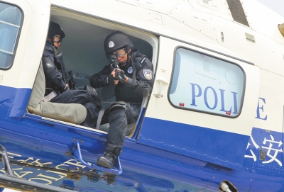 遇緊急情況，機載狙擊手可實施對地打擊。