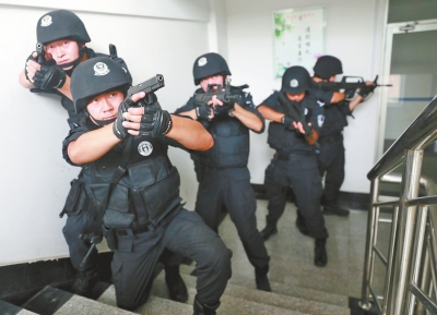 進(jìn)入樓道后，特警開始地毯式搜索。