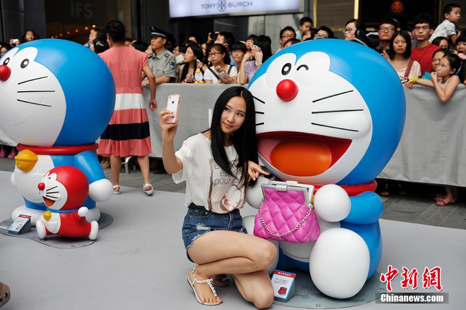 圖為成都民眾與哆啦A夢(mèng)合影留念。