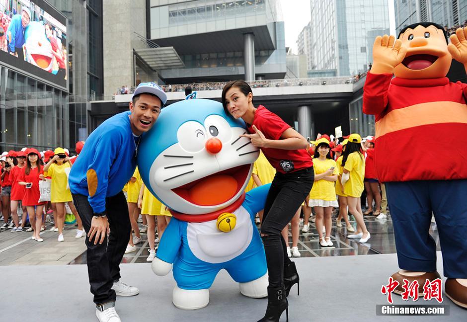 圖為何韻詩(shī)、周柏豪與哆啦A夢(mèng)合影。