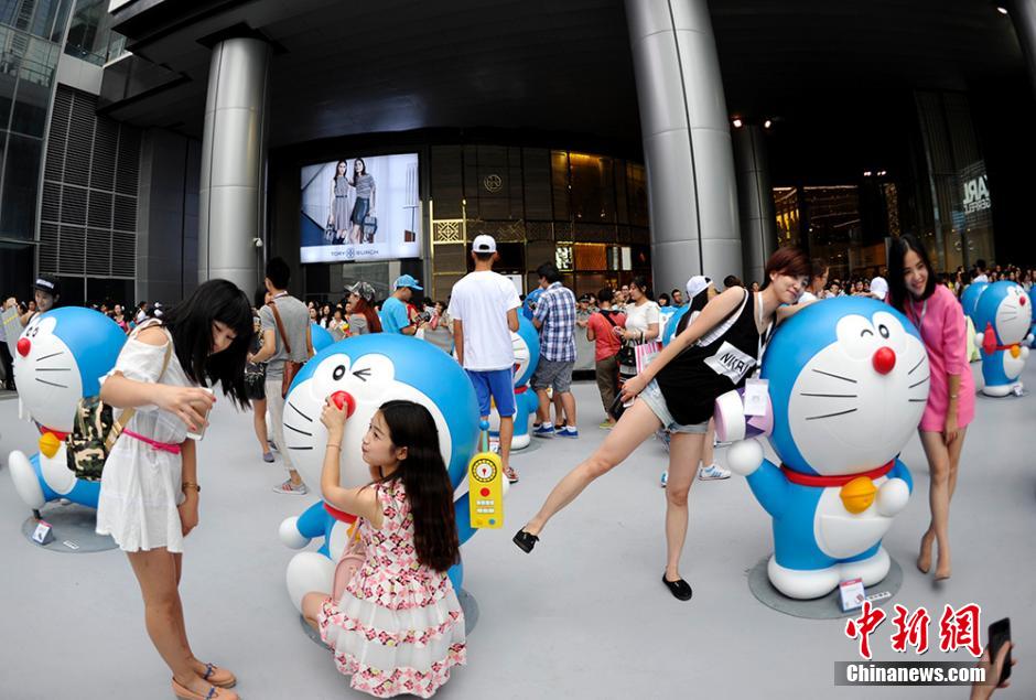 圖為成都民眾與哆啦A夢(mèng)合影留念。