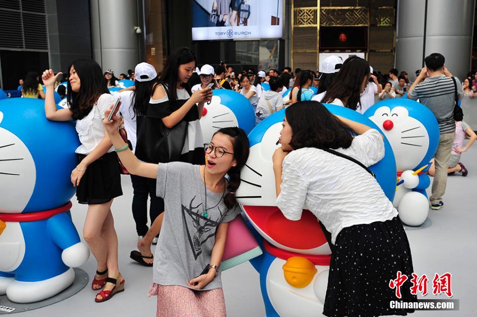 圖為成都民眾與哆啦A夢(mèng)合影留念。