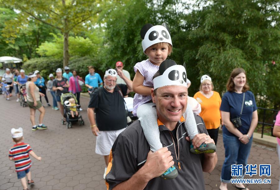 8月23日,在美國華盛頓的國家動物園,人們排隊(duì)參加大熊貓“寶寶”的慶生活動。