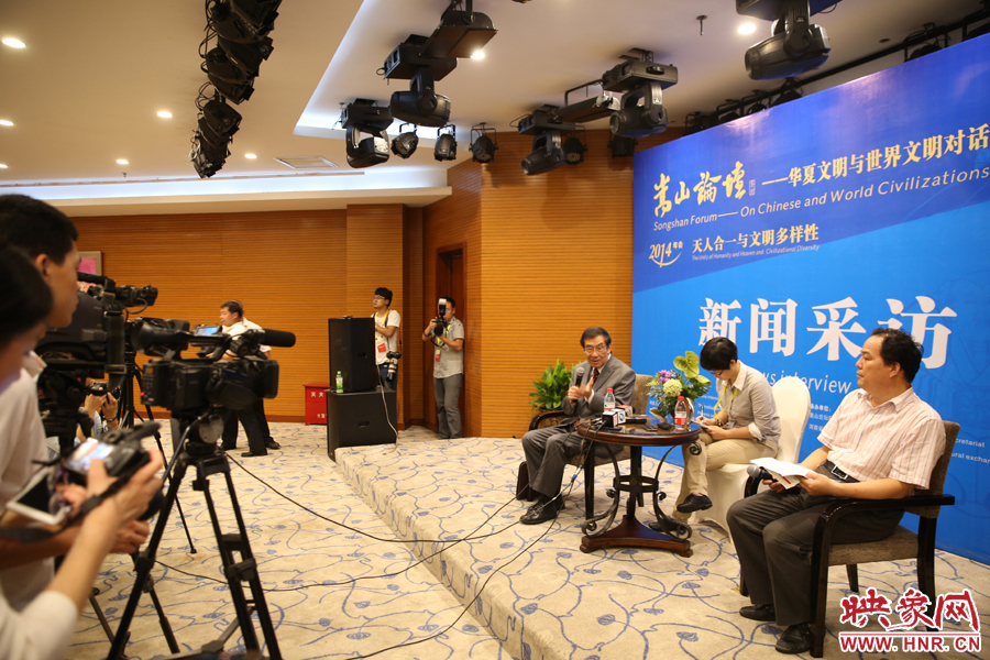 嵩山論壇新聞采訪現(xiàn)場。