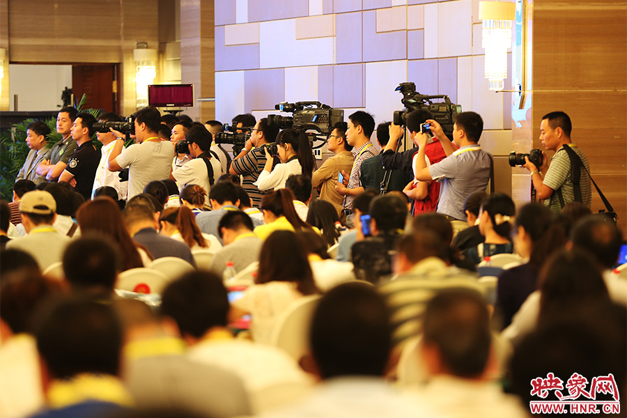 媒體聚焦嵩山論壇。
