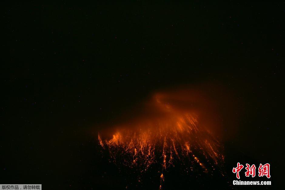 當(dāng)?shù)貢r(shí)間8月24日，厄瓜多爾通古拉瓦火山噴發(fā)，熔巖噴出宛如末世。