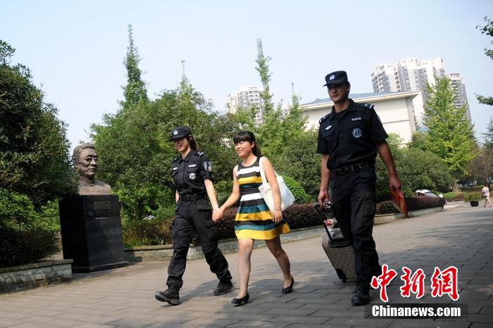 大學(xué)新生入學(xué)季 特警當“護花使者”