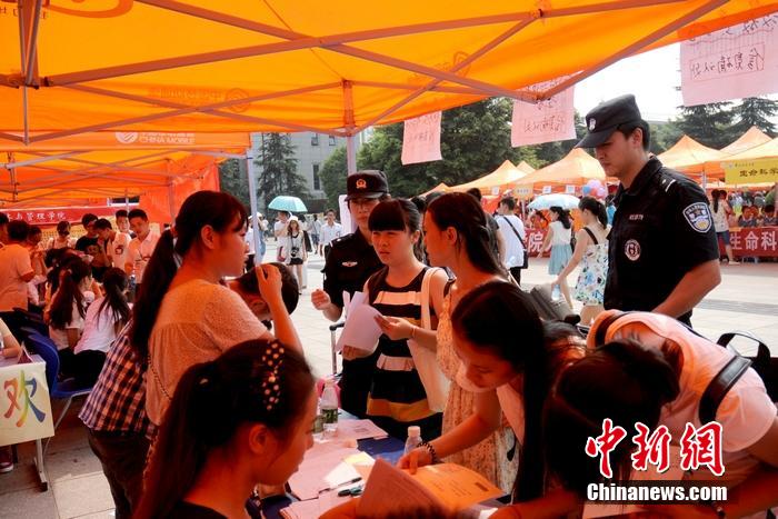 大學(xué)新生入學(xué)季 特警當“護花使者”