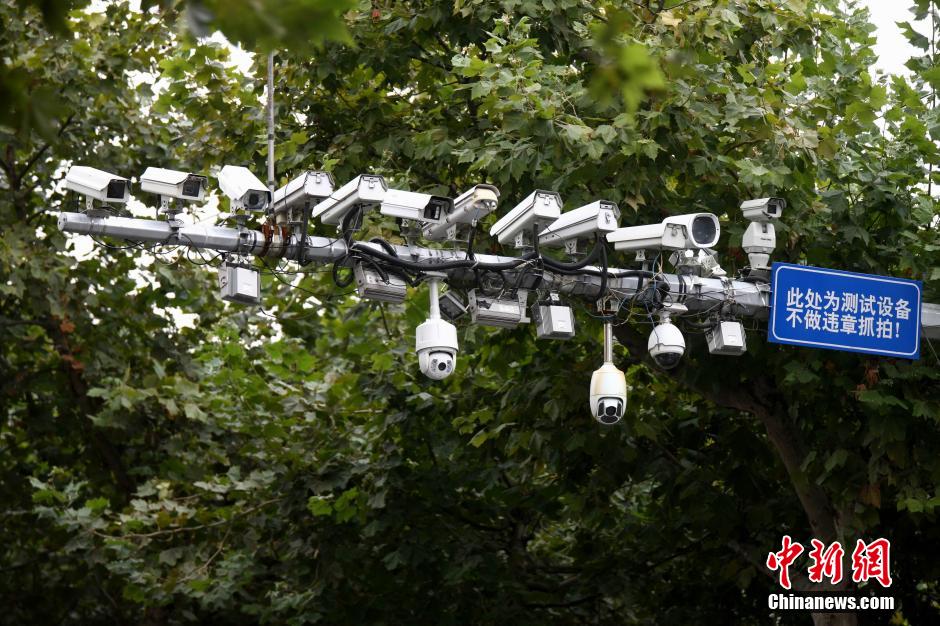 青島現(xiàn)最牛監(jiān)視設(shè)備 一根桿上架有19個探頭