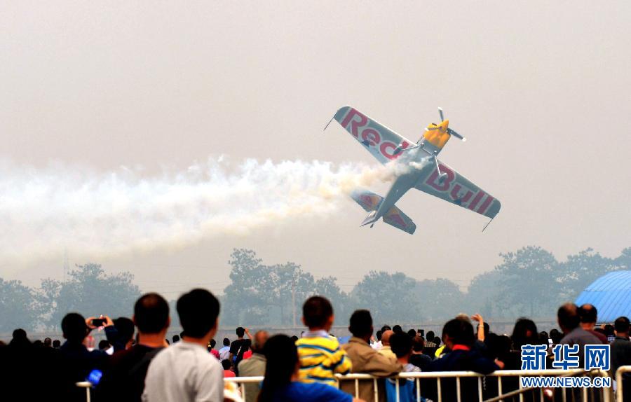 　9月13日，特技隊(duì)員在進(jìn)行空中飛行表演。