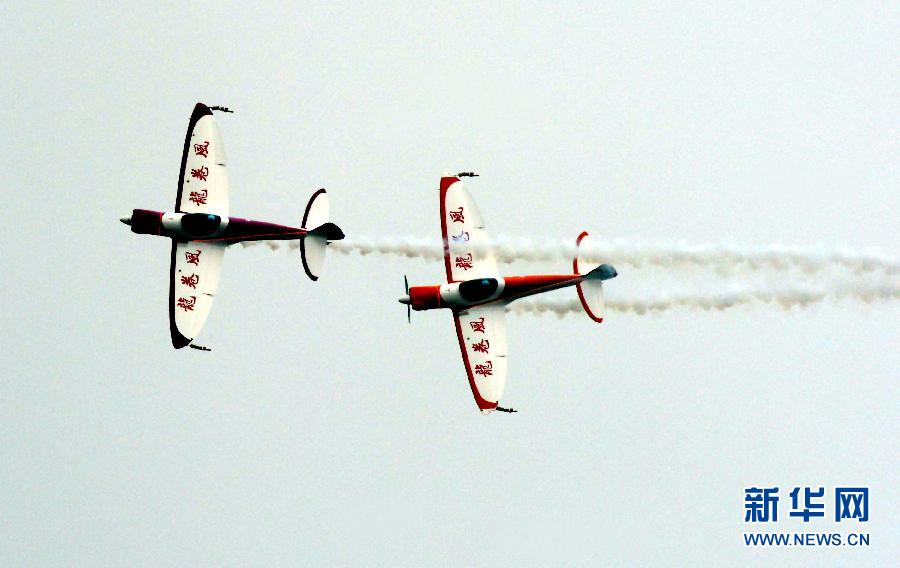 9月13日，特技隊(duì)員在進(jìn)行空中飛行表演。