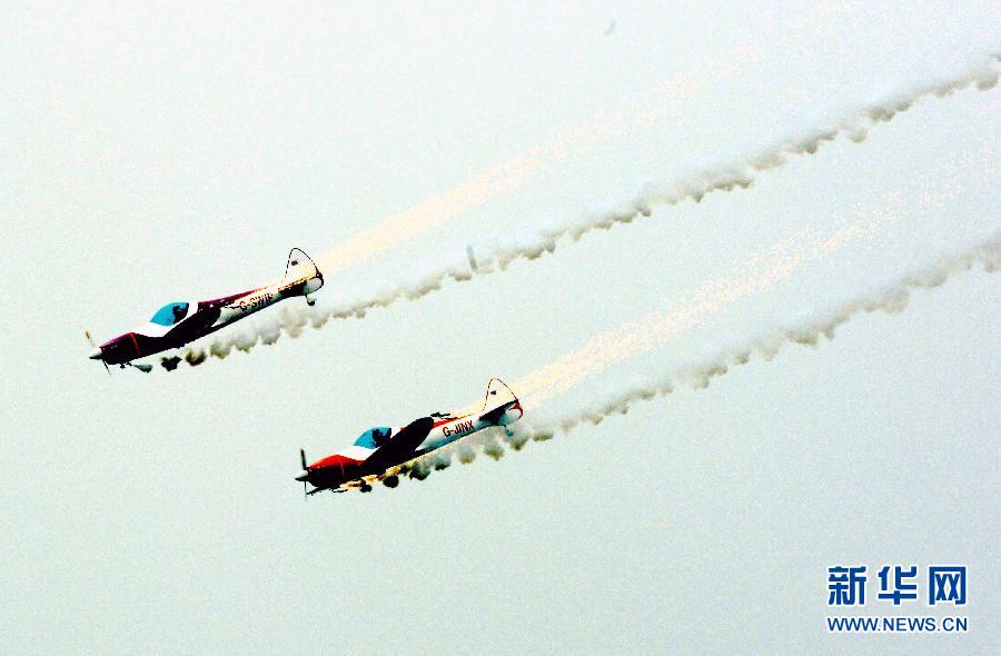 9月13日，特技隊(duì)員在進(jìn)行空中飛行表演。