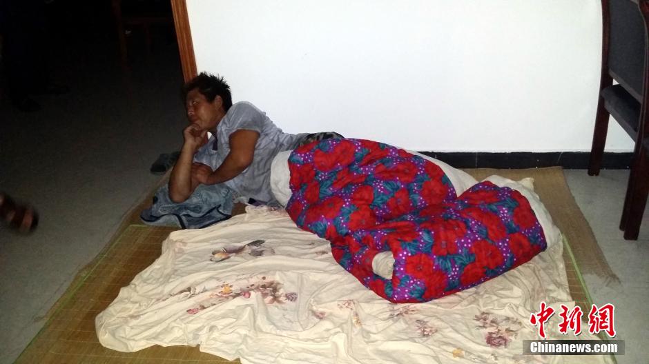 9月22日晚，在象山高塘島鄉(xiāng)的烏巖頭村的農(nóng)民安置點(diǎn)里，70多名外來務(wù)工人員正在休息。