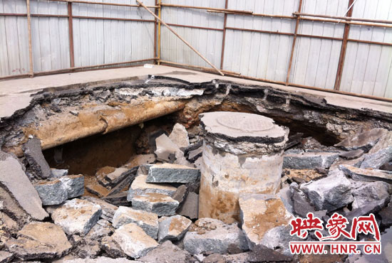 此次路面塌陷的直徑約為3米，深度有2米左右，坑內(nèi)布滿了碎石，路面下方20厘米左右。