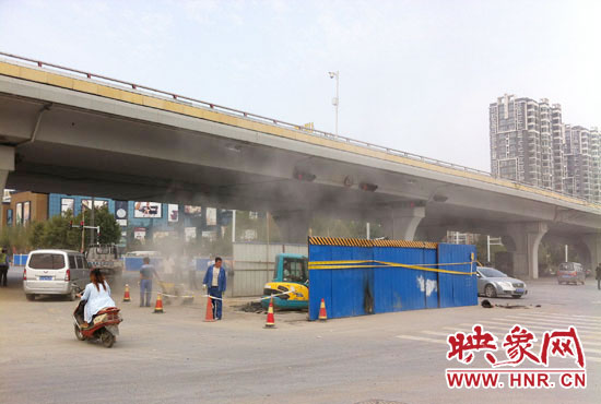 施工單位對塌陷處進行路面切割，造成路面塵土飛揚。