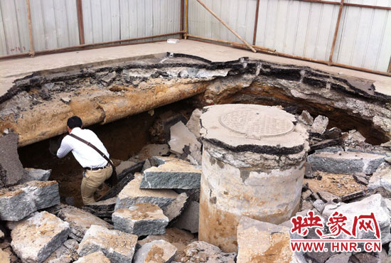 有工作人員下到坑內(nèi)進行檢查，但拒絕透露具體工作單位。