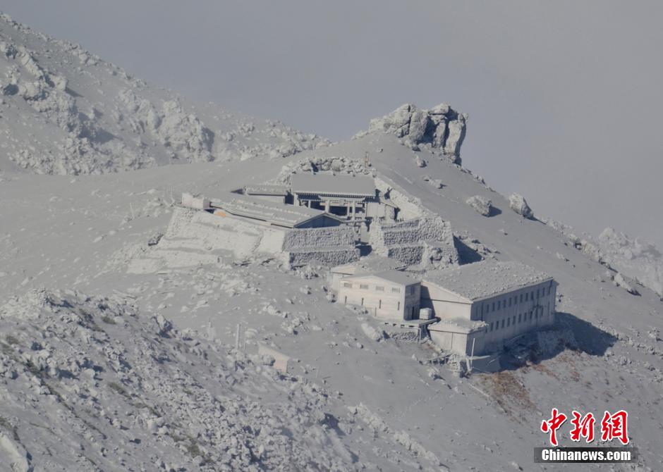 當(dāng)?shù)貢r(shí)間2014年9月27日，日本中部御岳山發(fā)生噴發(fā)，或已造成數(shù)人受傷。