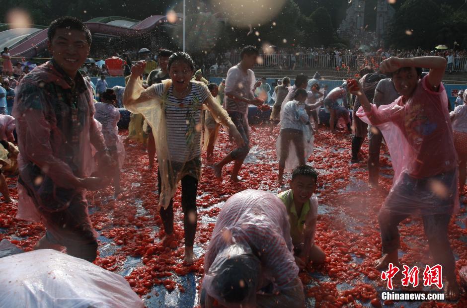 長沙上演“西紅柿大戰(zhàn)”場面火爆 長沙上演“西紅柿大戰(zhàn)”場面火爆