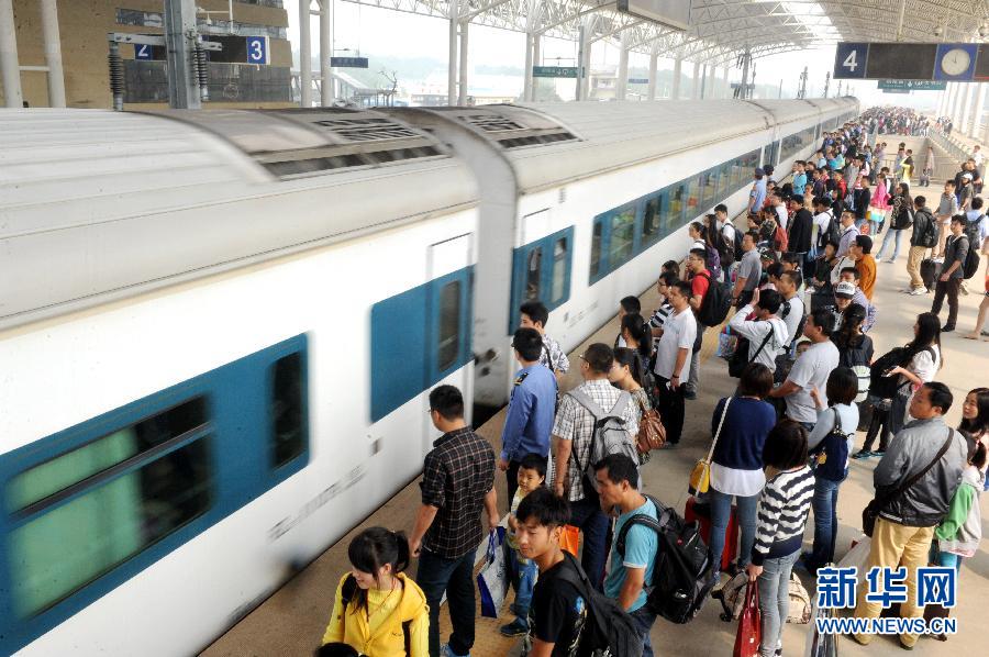 10月6日，在安徽銅陵火車站，大批旅客在站臺(tái)上等候乘車。