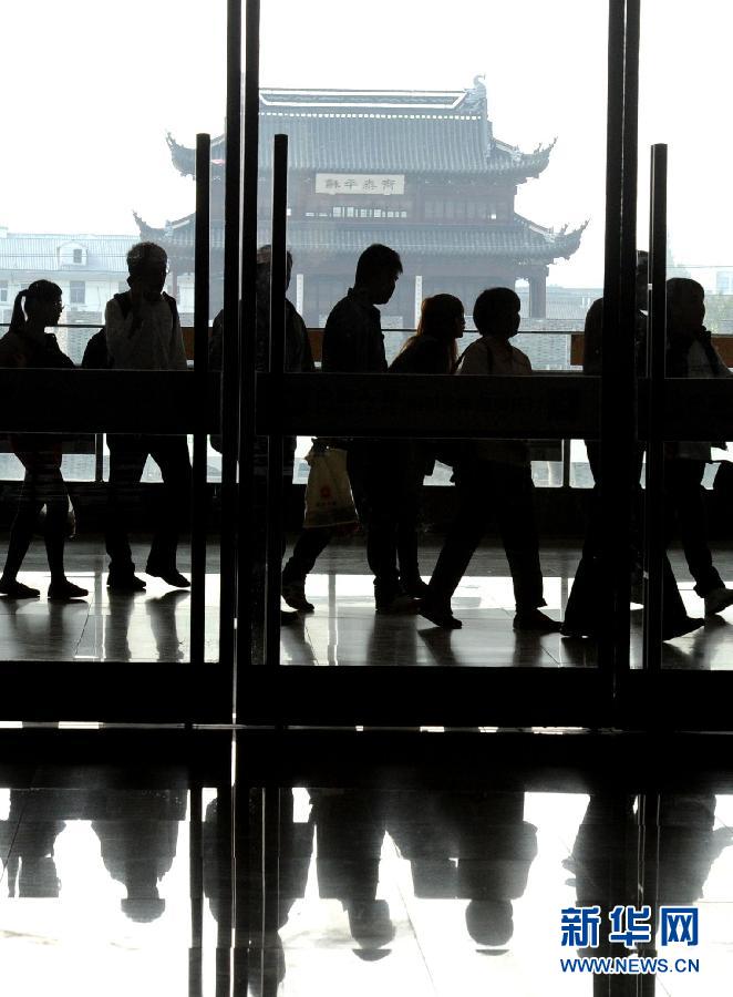 10月6日，旅客排隊(duì)進(jìn)入蘇州火車站二樓候車大廳。
