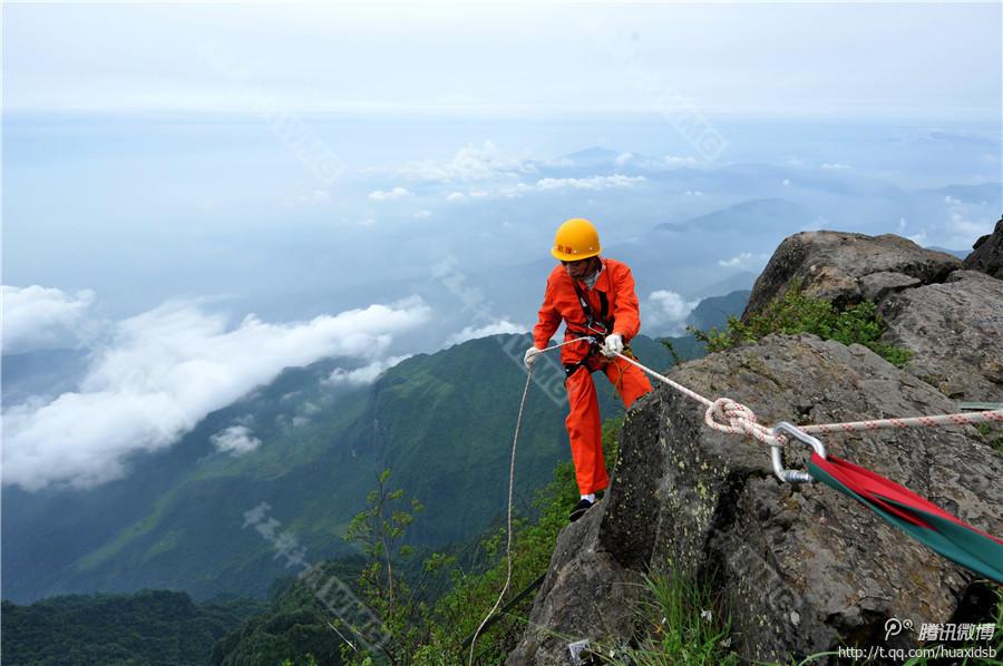 10月5日，峨眉山景區(qū)清潔工彭文才下到巖壁清理游客丟棄的垃圾。