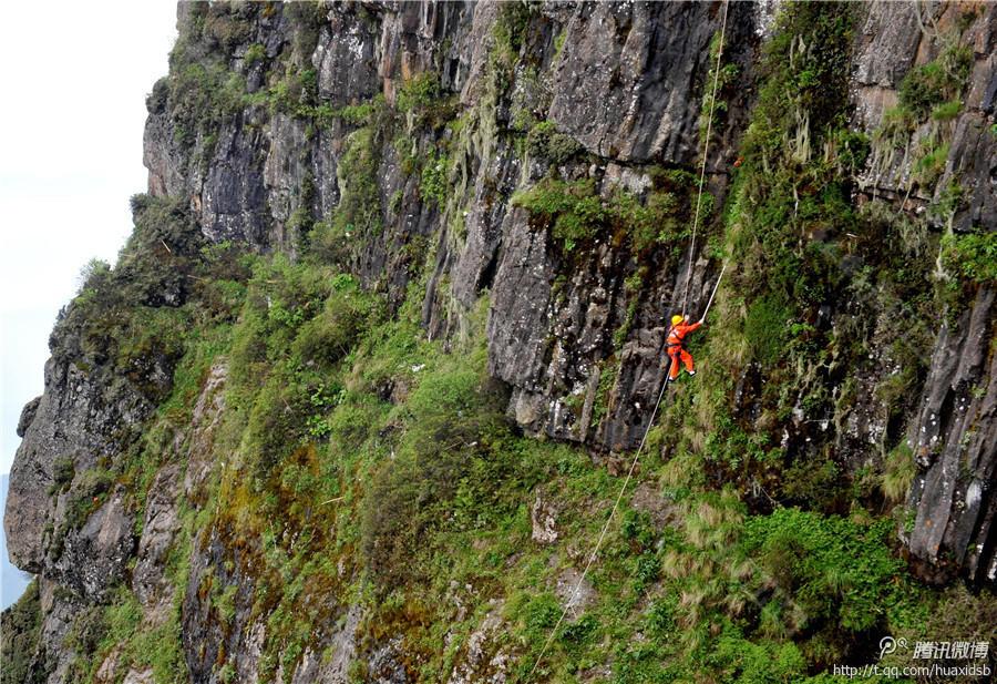 在峨眉山金頂，彭文才是護欄以外和懸崖區(qū)域唯一的清潔工。