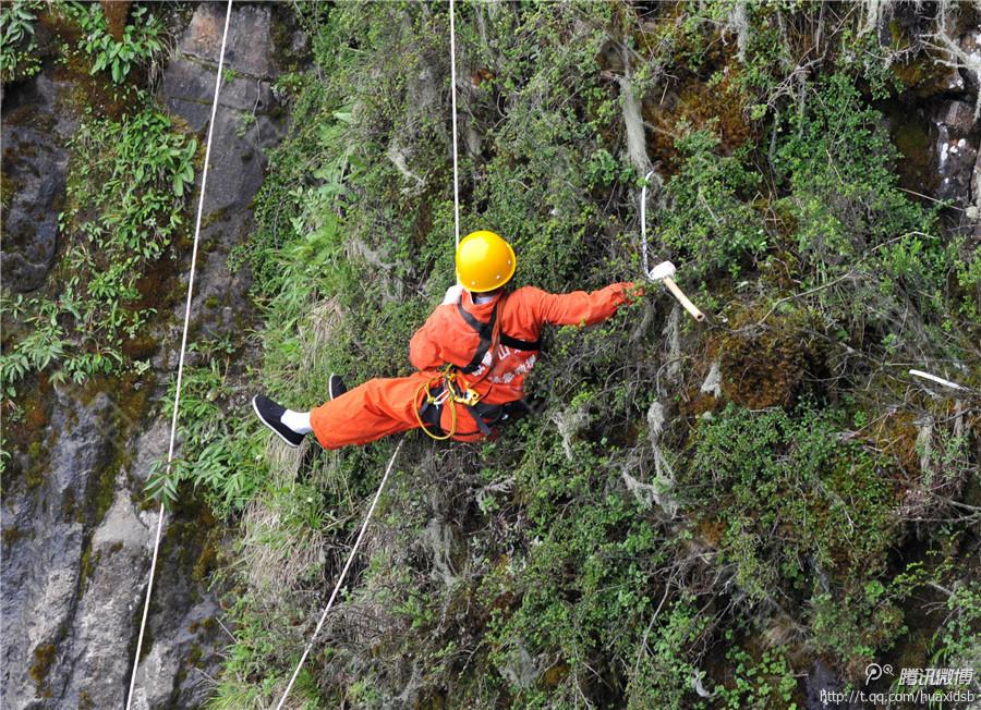 記者了解到，彭文才下到崖壁最深的地方有200多米，往返作業(yè)一次一般都在3小時左右，每年下崖80多次