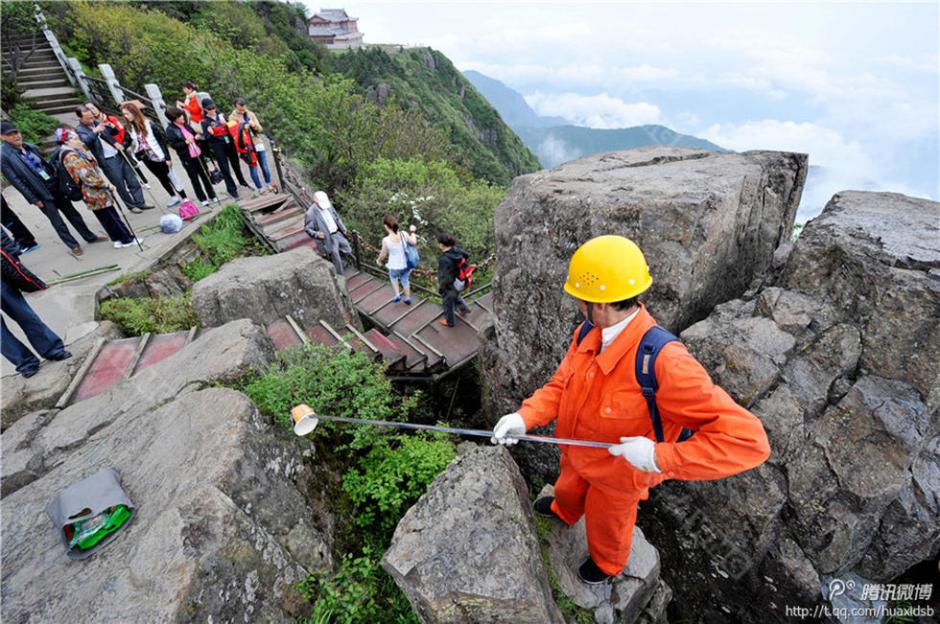 彭文才在撿拾垃圾。